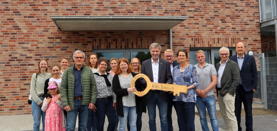 Gruppenbild vor der neuen Kita Janosch