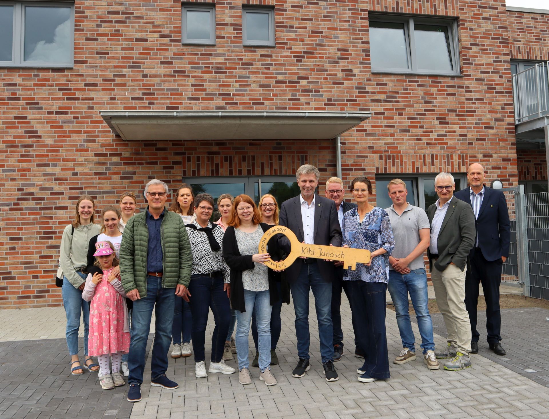 Gruppenbild vor der neuen Kita Janosch