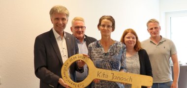 Bürgermeister Rainer Doetkotte bei der symbolischen Schlüsselübergabe mit Vertretern von der Kita, Investoren und Jugendamt