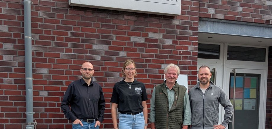 Vertreter:innen des Team Integration mit dem 1. Vorsitzenden der Gronauer Tafel vor dem Gebäude der Gronauer Tafel