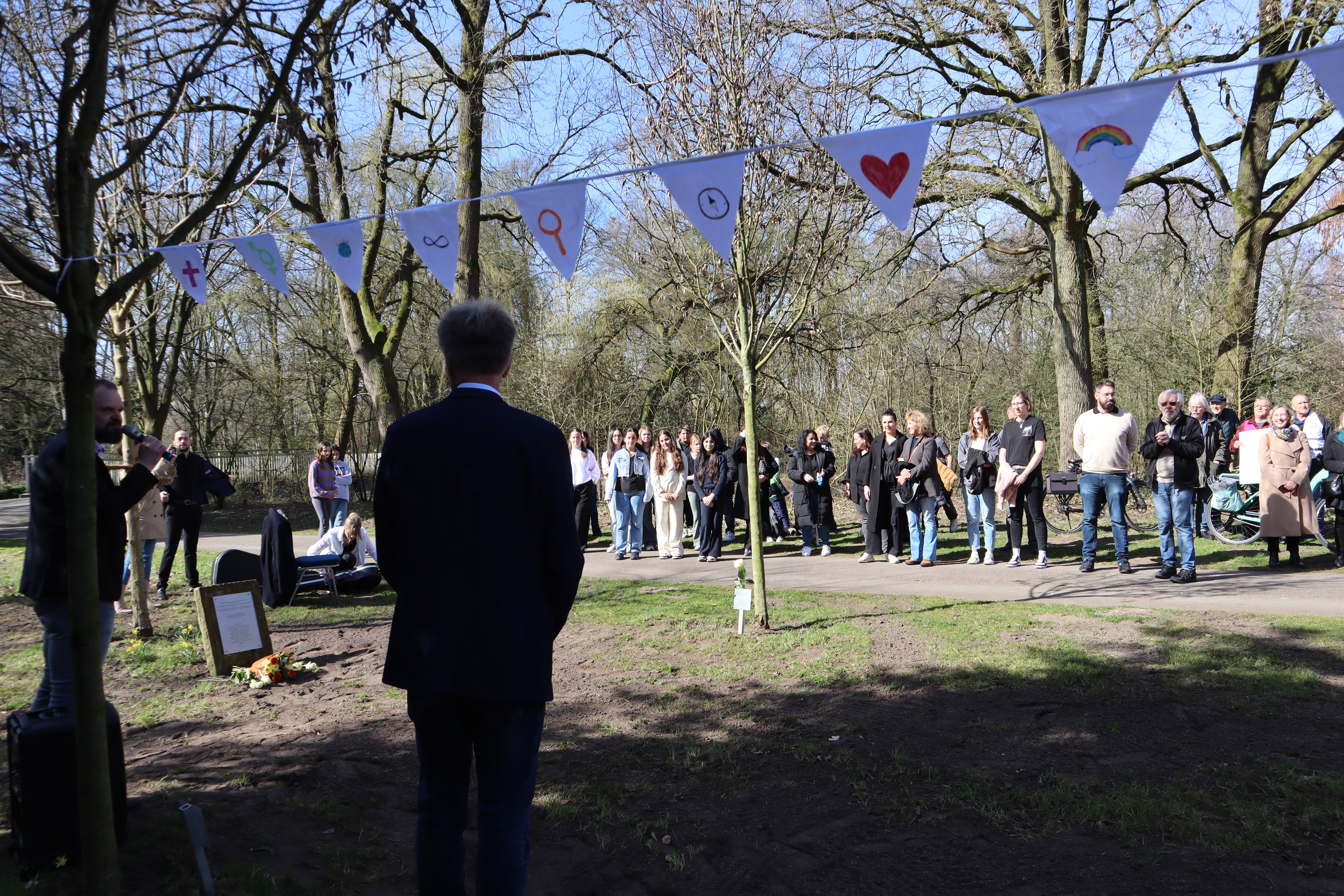 Rainer Doetkotte und Alex Werz vor der Gedenktafel