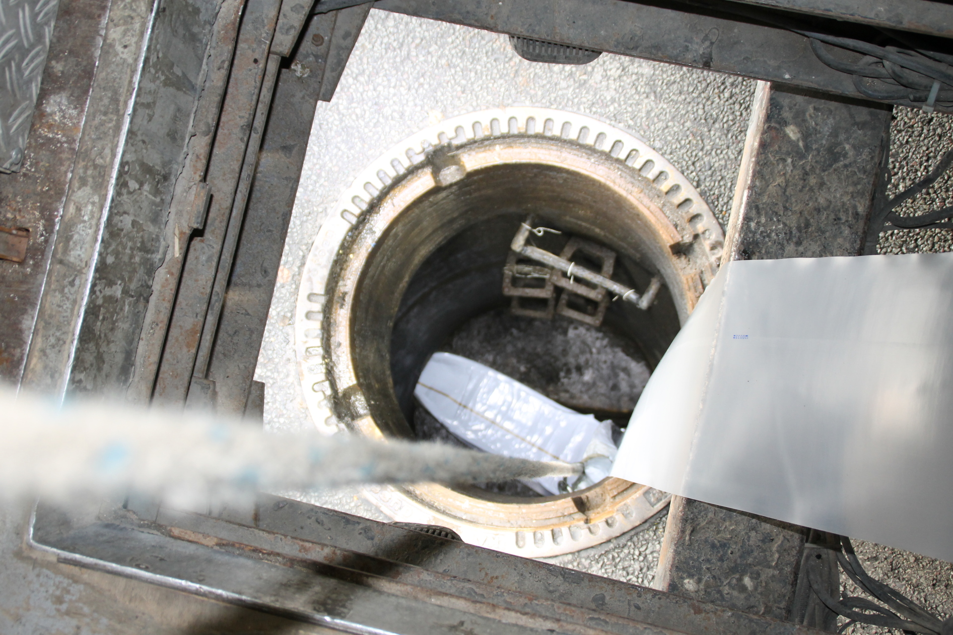 Bei der Kanalsanierung in geschlossener Bauweise kann fast vollständig auf Erdarbeiten verzichtet werden.