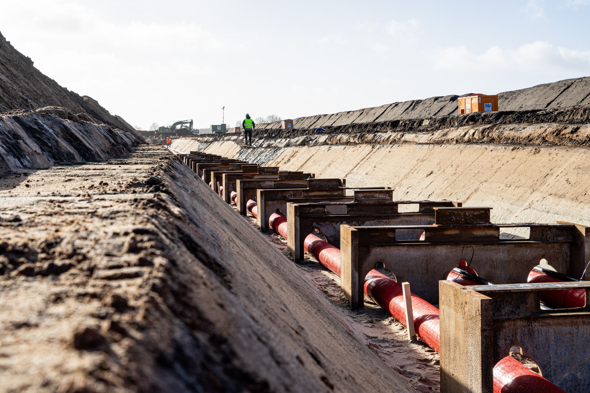 In der Erde verlegte Rohre.