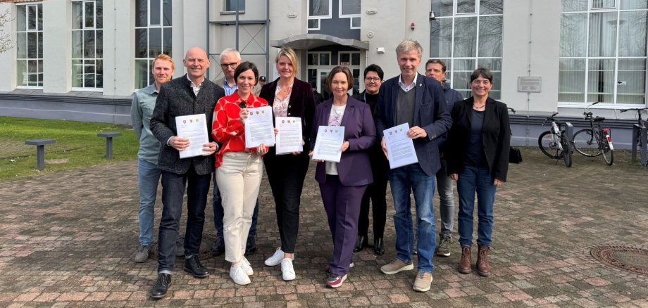 Bürgermeister Rainer Doetkotte (Stadt Gronau), Bürgermeisterin Christa Lenderich (Stadt Ochtrup) und Bürgermeister Franz-Josef Weilinghoff (Gemeinde Heek) informieren die beiden Mitglieder des Landtages Christina Schulze Föcking und Heike Wermer über die Veloroute sowie den Radweg L574.