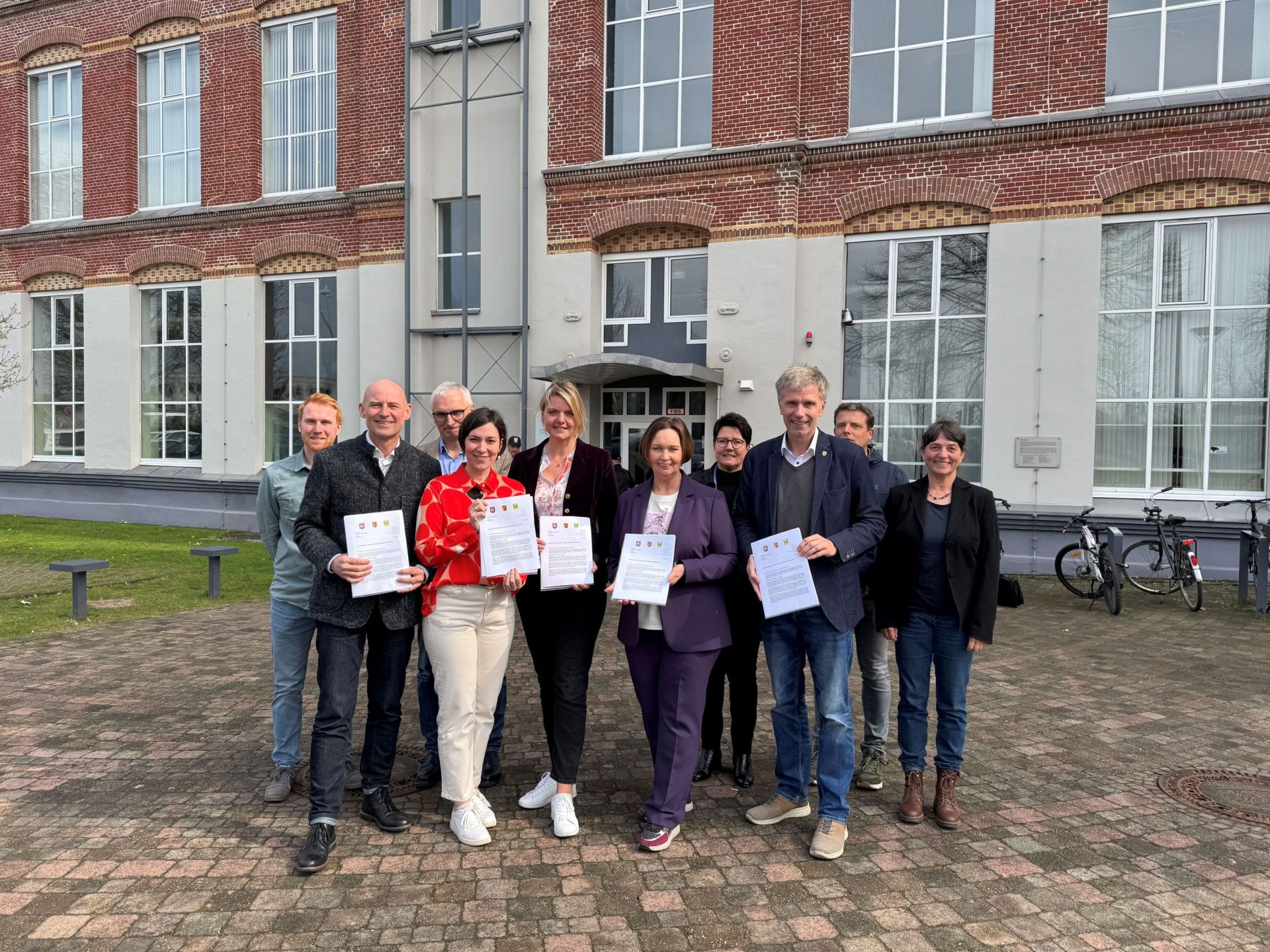 Bürgermeister Rainer Doetkotte (Stadt Gronau), Bürgermeisterin Christa Lenderich (Stadt Ochtrup) und Bürgermeister Franz-Josef Weilinghoff (Gemeinde Heek) informieren die beiden Mitglieder des Landtages Christina Schulze Föcking und Heike Wermer über die Veloroute sowie den Radweg L574.