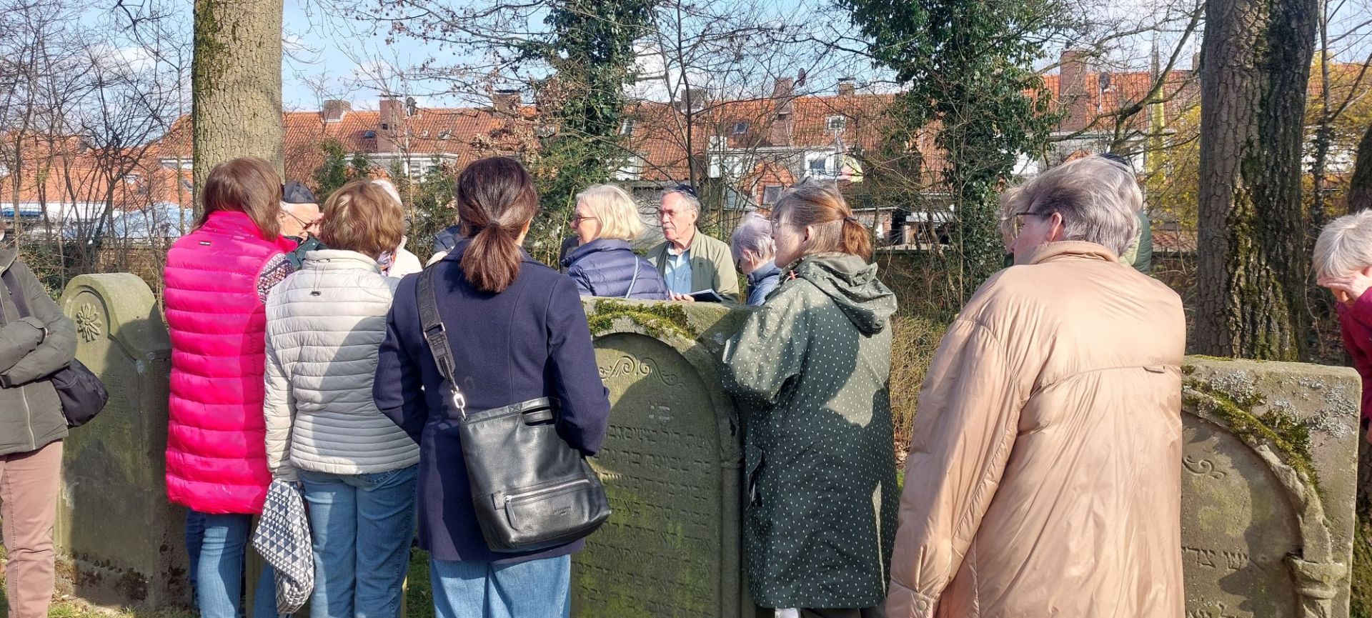 Rudolf Nacke berichtet den Teilnehmenden der Veranstaltung zum Jüdischen Friedhof.
