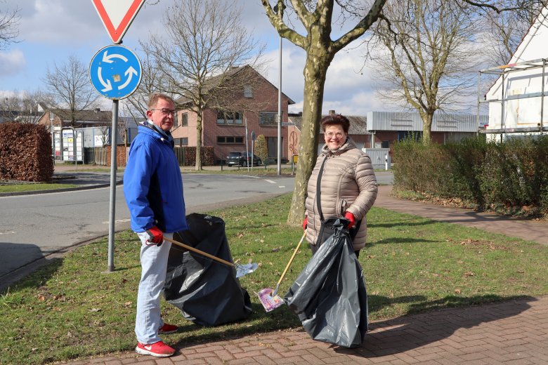 Helferin und Helfer beim Müllsammeln 