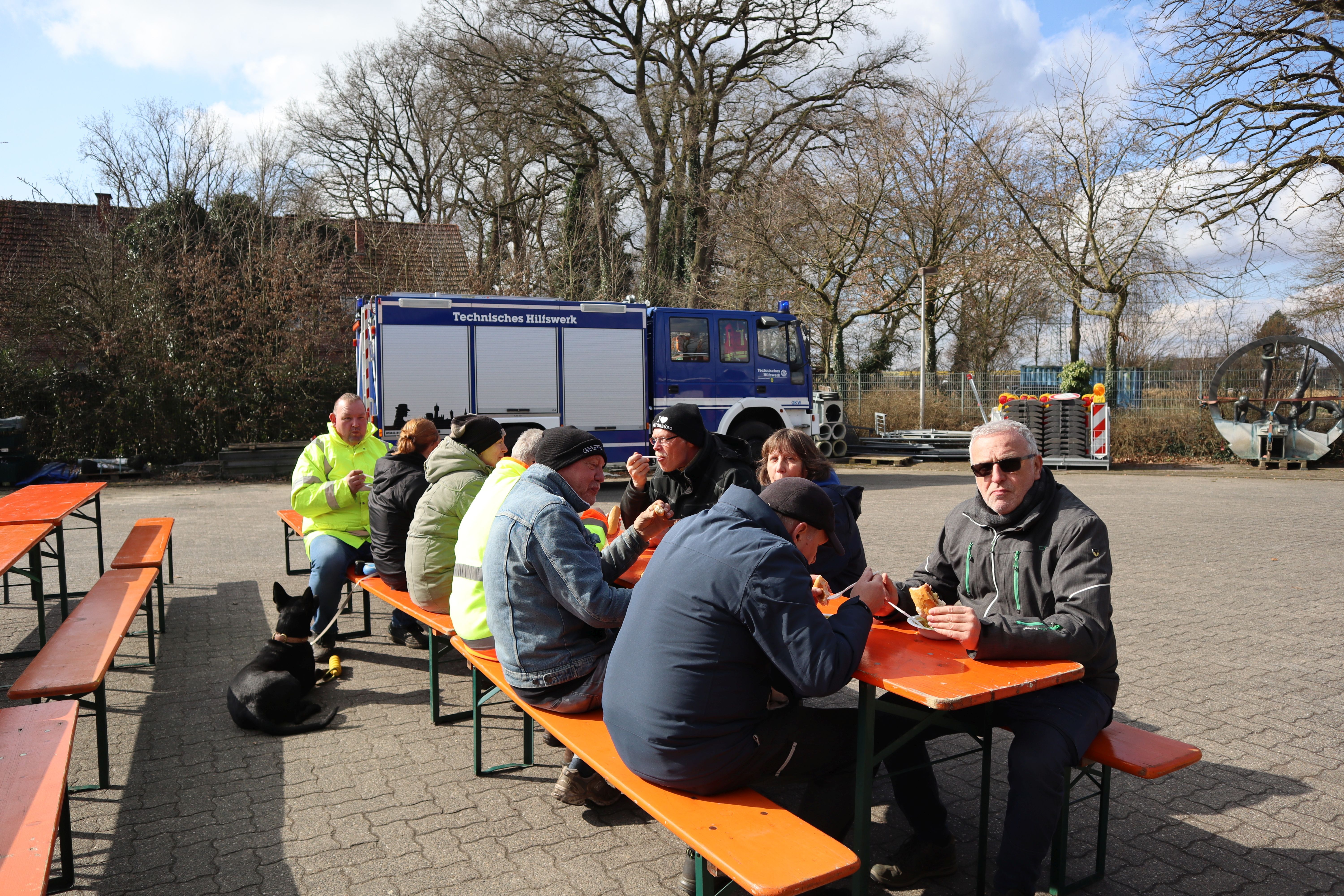 Helferin und Helfer beim Müllsammeln 