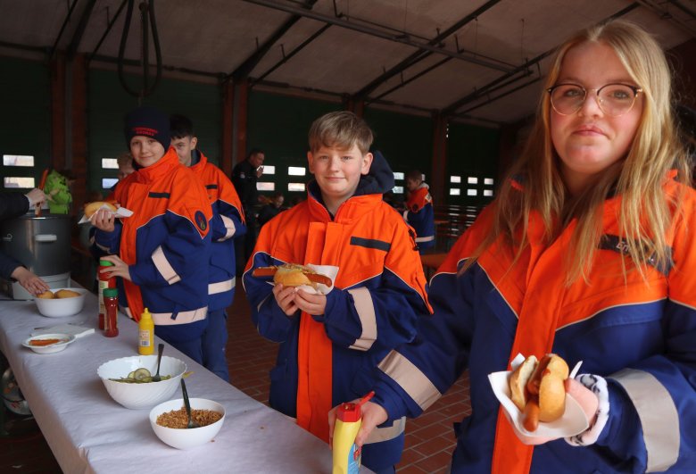 Junge Helferinnen und Helfer am Hot-Dog-Stand bei den ZBU