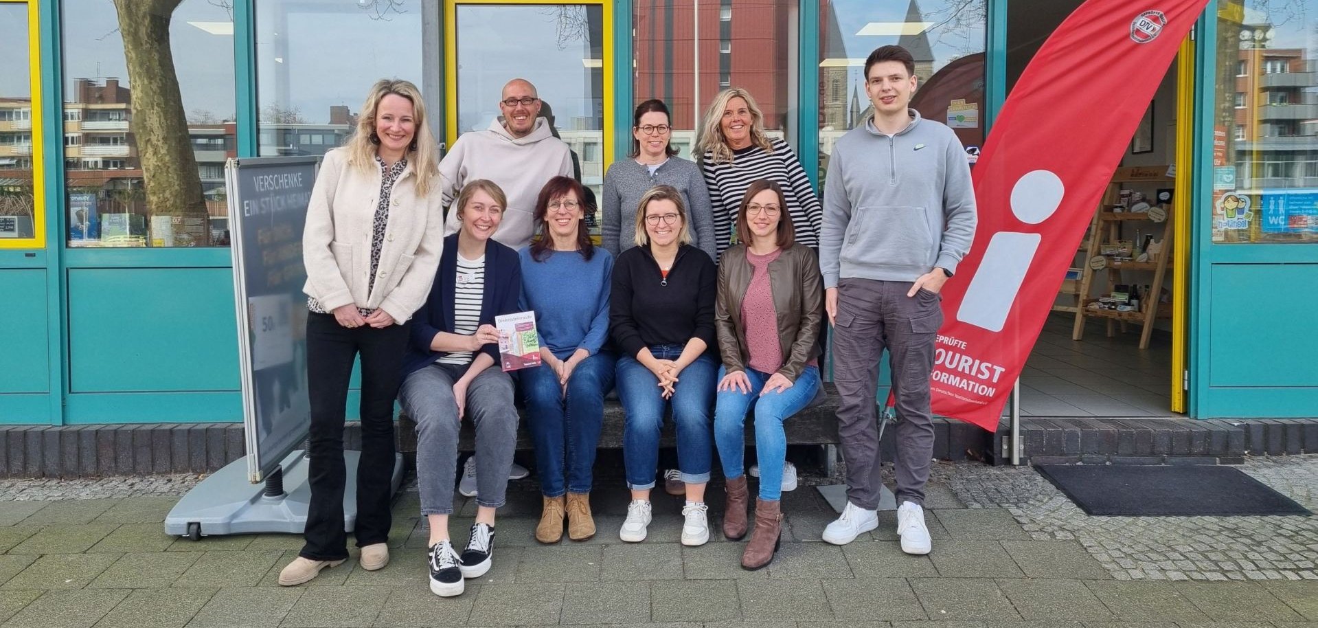 v.l.n.r. vorne: Elke Roolvink (Visit De Lutte-Losser), Katharina Terhan (Stadt- und Tourismusmarketing Gronau), Daniela Glimm-Lükewille (Kreis Borken), Pia Stichternath (Grafschaft Bentheim Tourismus), Sabrina Ranft (Tourismus Legden), Lennard Gausling (Rosendahl); v.l.n.r. hinten: Mäkkes Schindler (Gemeinde Heek),Jeannette Braakmann (Neuenhaus), Liane Ottenhof (Visit Ootmarsum-Dinkelland)