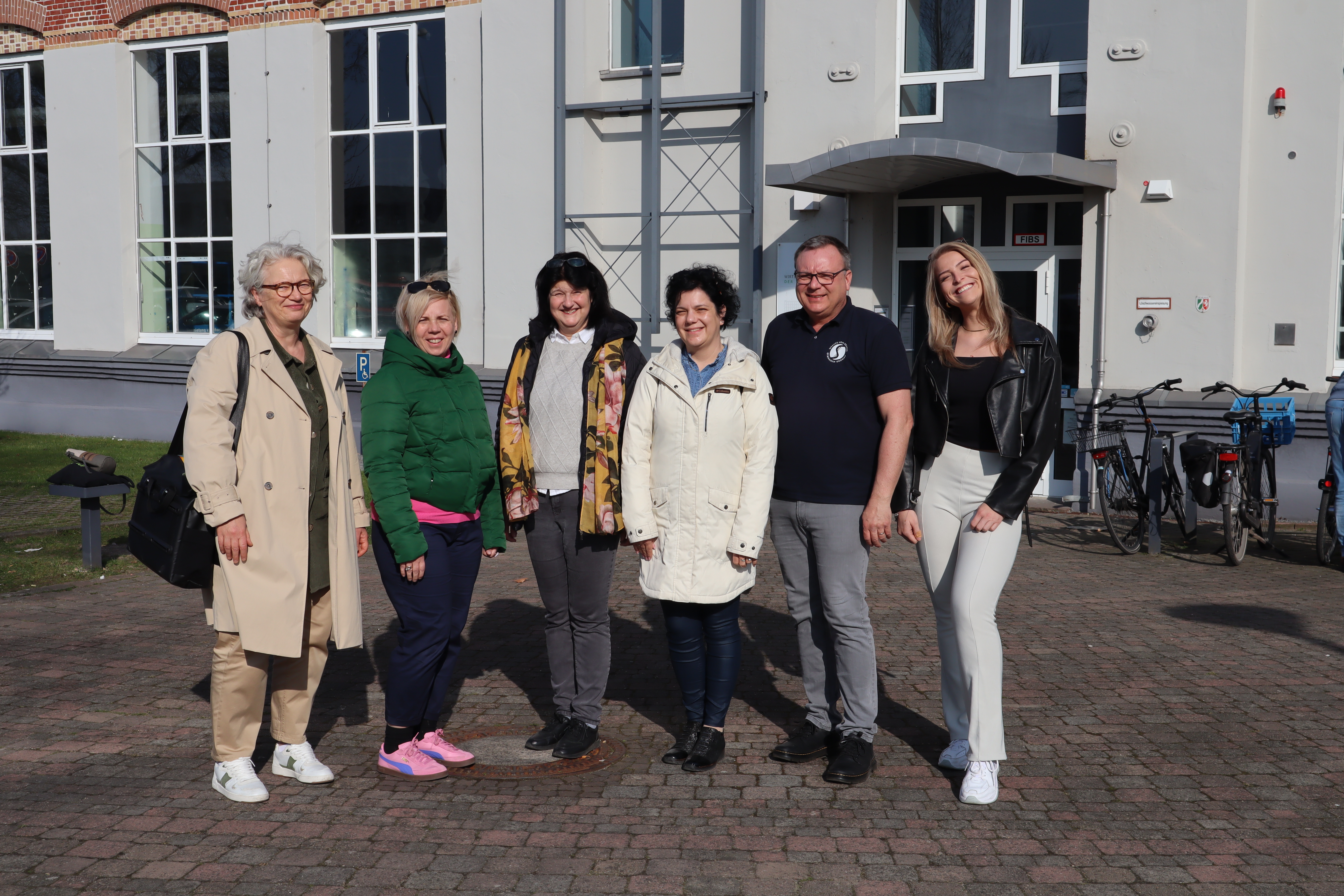 Erste Beigeordnete Christiane Schrader mit den Gästen aus Ungarn vor dem WZG-Gebäude