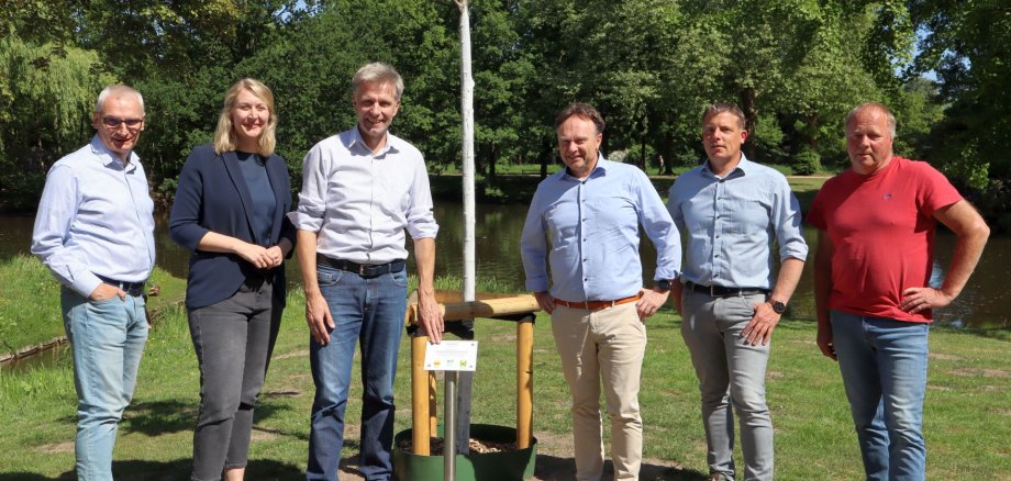 Gruppe von Menschen im Stadtpark Gronau mit einer Eßkastanie