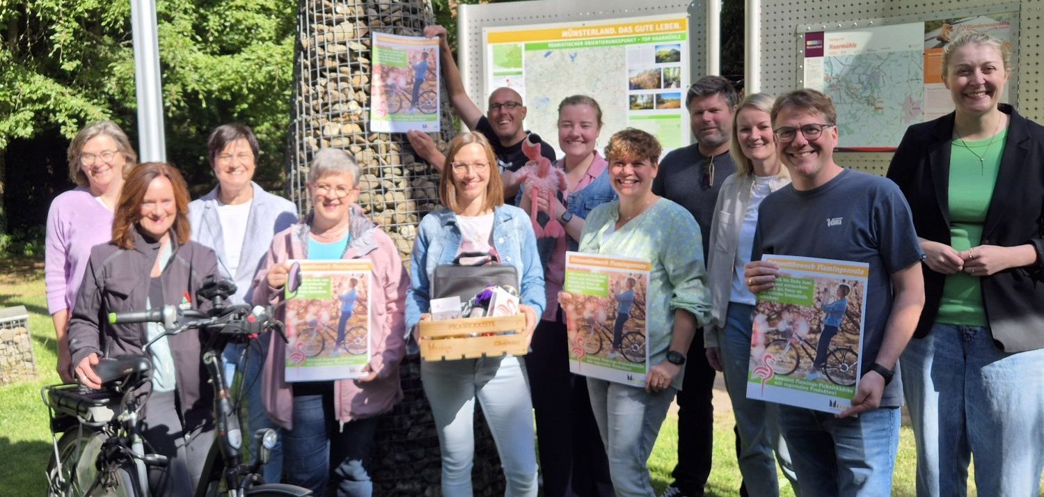 Pressetermin zum Fotowettbewerb an der Haarmühle in Alstätte mit allen beteiligten Kommunen v.l.n.r.: Vreden Biologische Station, Ahaus Marketing, Biologische Station Vreden, Schöppingen, Legden, Heek, Vreden, Legden, Südlohn, Kreis Borken, Stadtlohn und Gronau