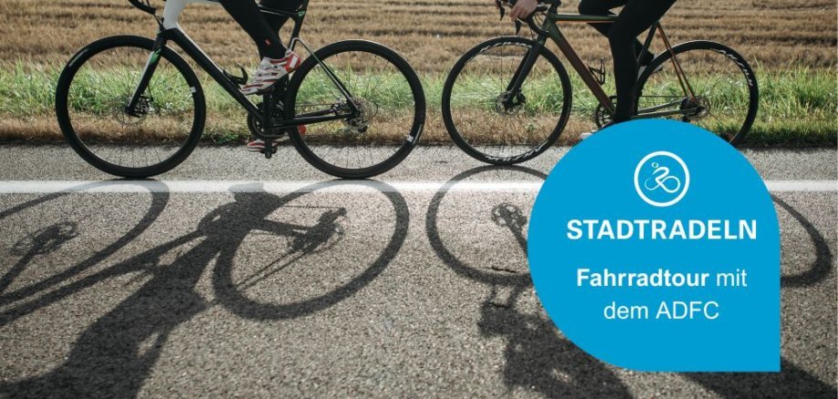 Zwei Radfahrer auf einer Straße, mit dem Text "Stadtradeln - Fahrradtour mit dem ADFC" Zwei Radfahrer auf einer Straße, mit dem Text "Stadtradeln - Fahrradtour mit dem ADFC"