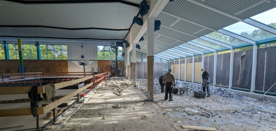 Im Inneren ist das Hallenbad kaum wiederzuerkennen. Die Abbrucharbeiten gehen zügig voran.