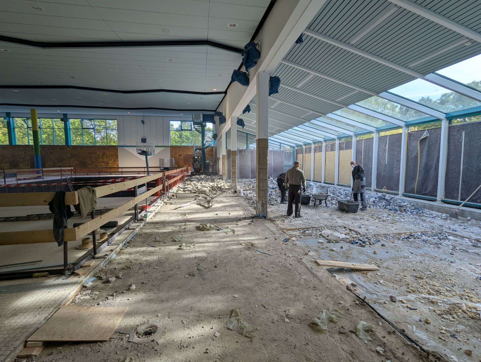 Im Inneren ist das Hallenbad kaum wiederzuerkennen. Die Abbrucharbeiten gehen zügig voran.