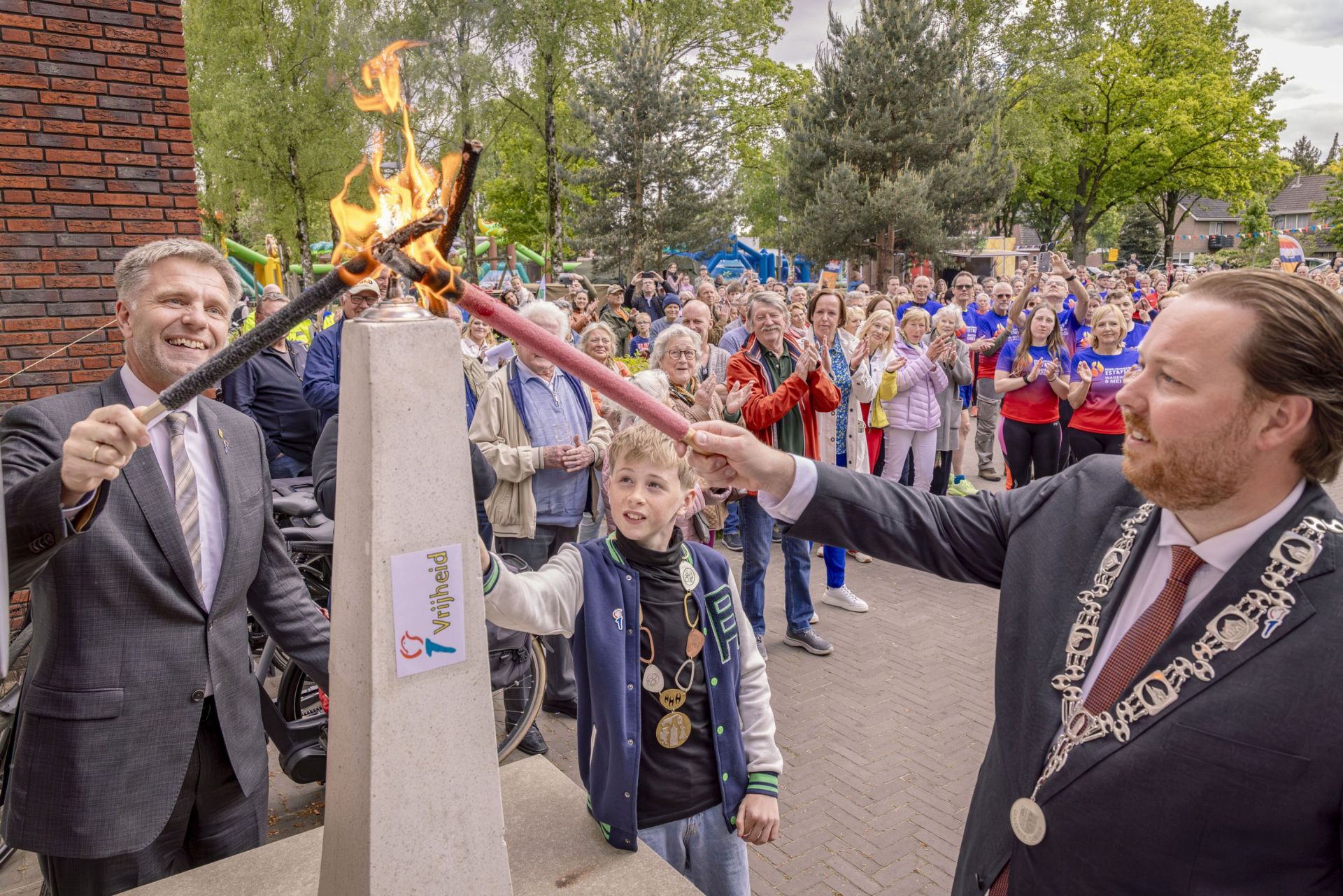  Bürgermeister Rainer Doetkotte, Bürgermeister Jeroen Diepemaat und Kinderbürgermeisters Gijs Evers entzünden gemeinsam die „Freiheitsflamme“.