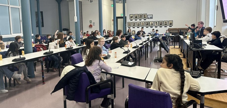 Schüler:innen im Ratssaal 