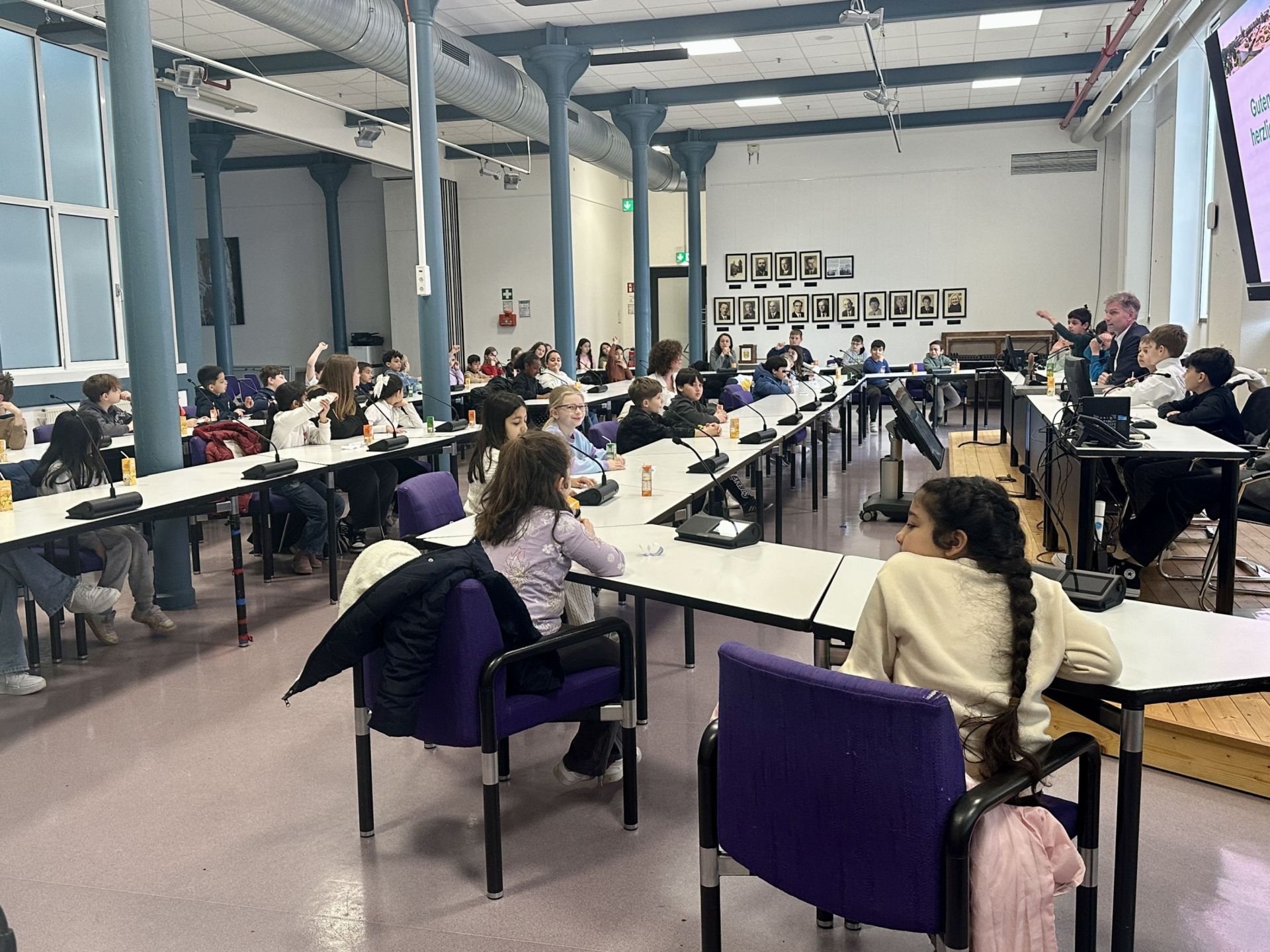 Schüler:innen im Ratssaal 