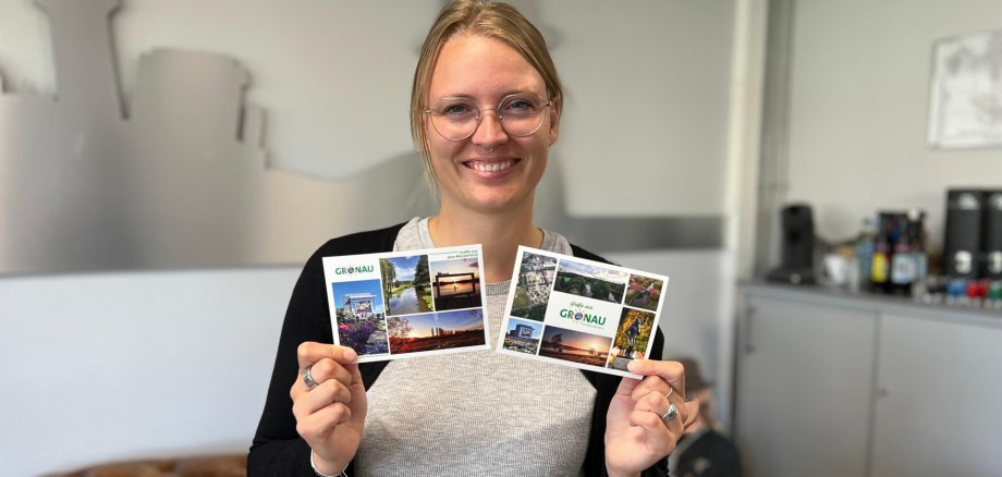 Postkarten werden gezeigt.