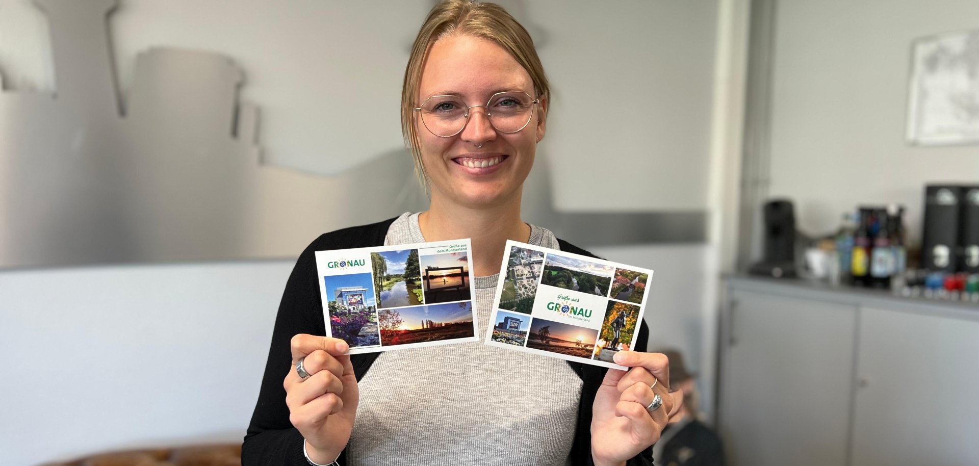 Postkarten werden gezeigt.