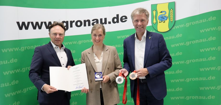 Landrat Dr. Zwicker, Sportlerin Anna-Lena Niehues und Bürgermeister Doetkotte bei der Sportlerehrung