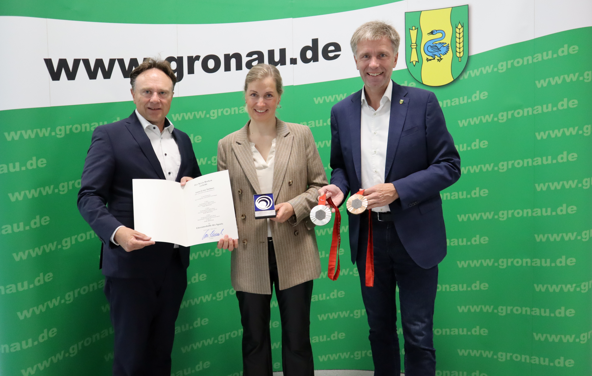 Landrat Dr. Zwicker, Sportlerin Anna-Lena Niehues und Bürgermeister Doetkotte bei der Sportlerehrung