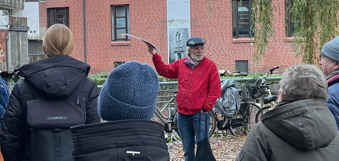 Günter Poggemann während einer Stadtführung durch Gronau.
