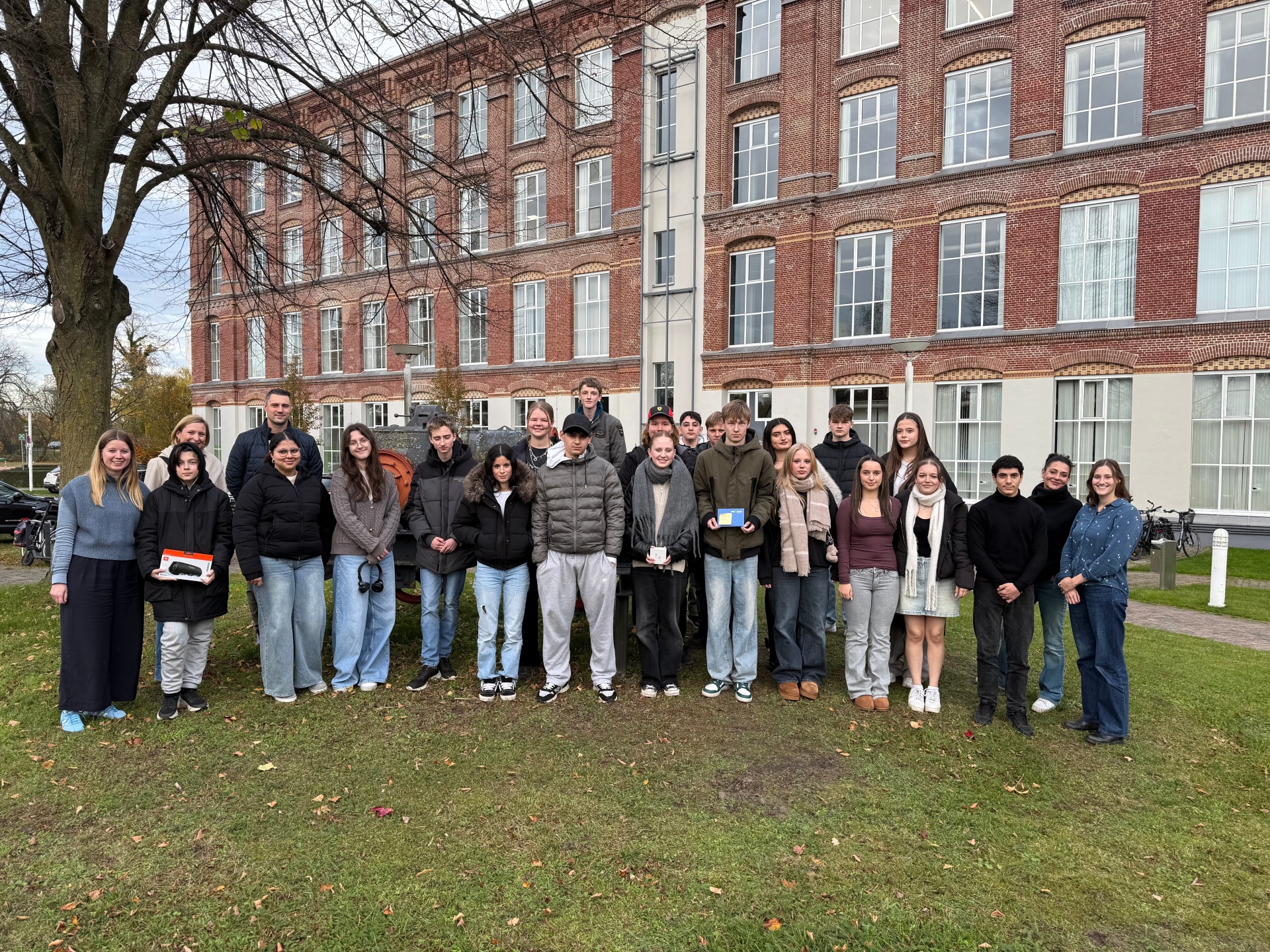 Gruppenfoto der Preisträgerinnen und Preisträger vor dem WZG-Gebäude
