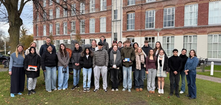 Gruppenfoto der Preisträgerinnen und Preisträger vor dem WZG-Gebäude