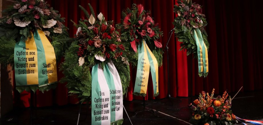 Kränze und Gestecke auf der Bühne der Aula Kränze und Gestecke auf der Bühne der Aula