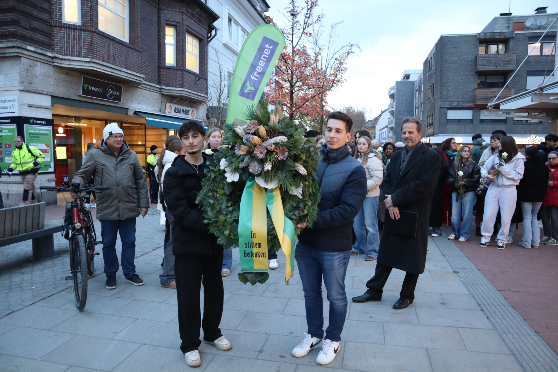 Schüler tragen den Kranz zum Kurt-Schumacher-Platz
