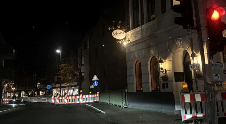 Rote Ampel vor einer halbseitigen Straßensperrung am Kardinal-von-Galen-Ring