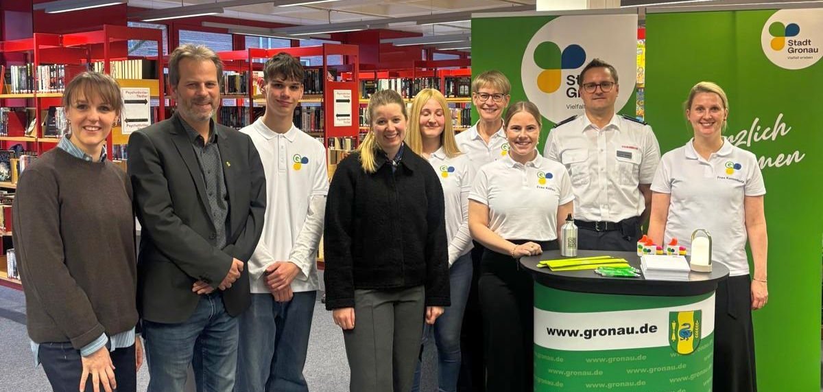 Bürgermeister von Borczyskowski und Mitarbeitende bei der Nacht der Ausbildung in der Stadtbücherei Gronau