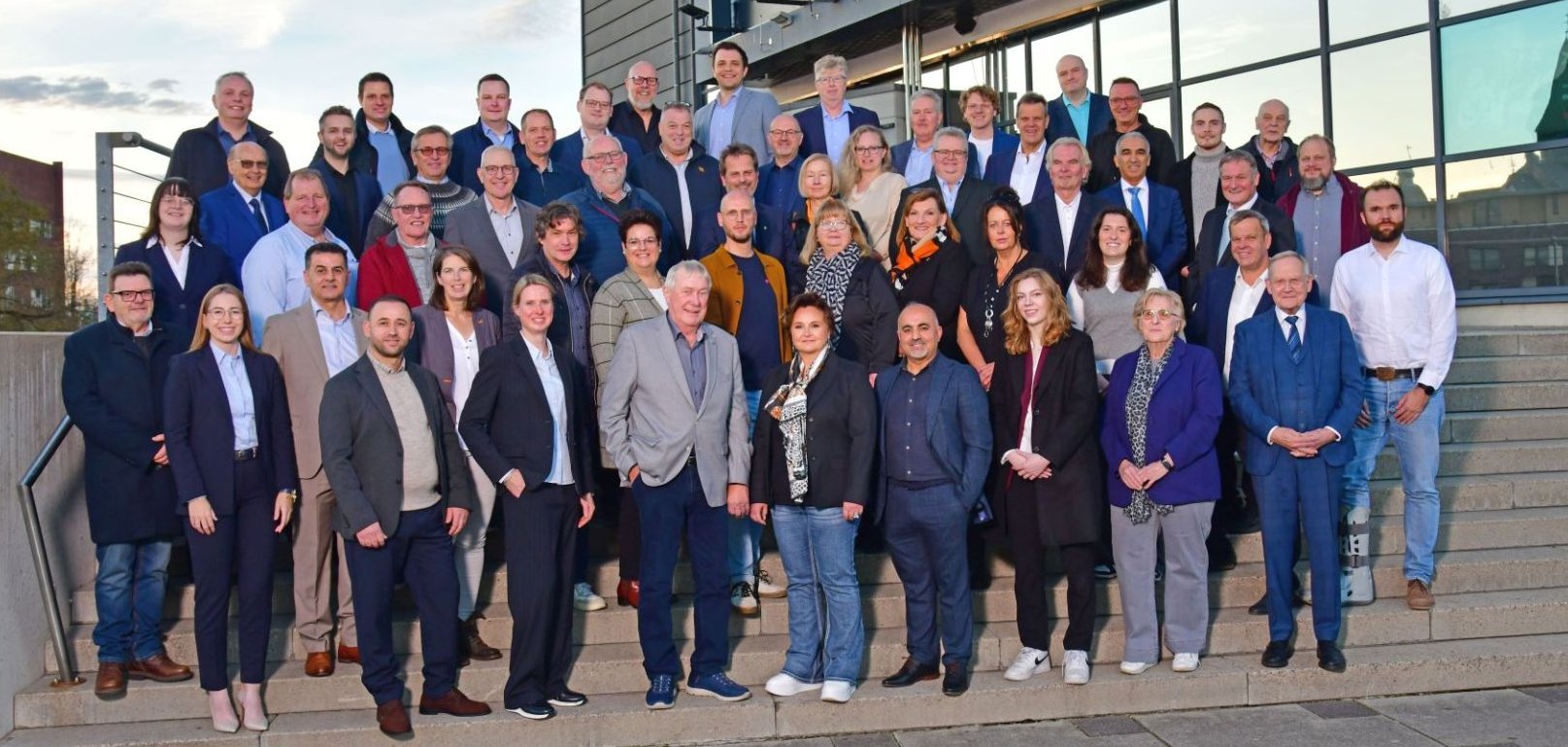 Gruppenbild des Rates vor dem rock'n'popmuseum 