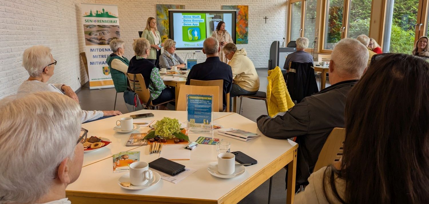 Teilnehmende hören einer Präsentation im Rahmen des Smartphone-Cafés zu