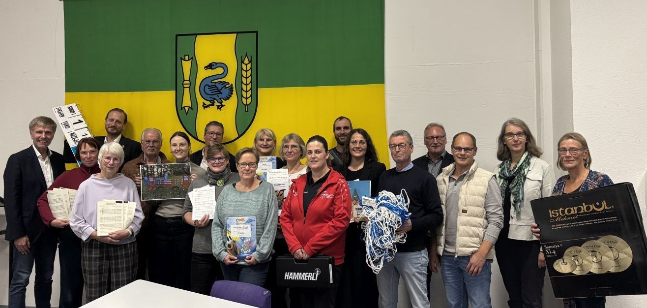 Vertreter:innen der Sport- und Musikvereine erhalten Zuwendungen der Albert-Engbers-Stiftung