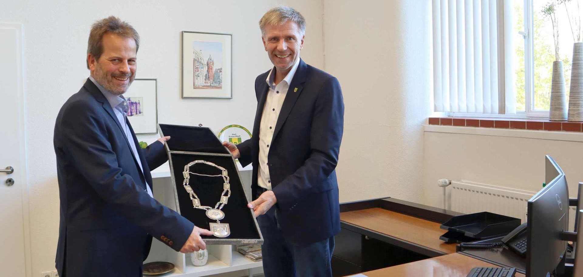 Rainer Doetkotte übergibt die Bürgermeisterkette an Jörg von Borczyskowski im Bürgermeisterbüro im WZG