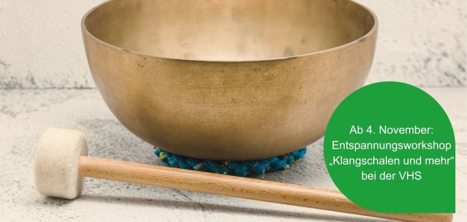 Klangschale auf Unterlage mit Text zu einem Klangschalen-Workshop der VHS.