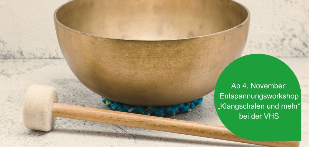 Klangschale auf Unterlage mit Text zu einem Klangschalen-Workshop der VHS.