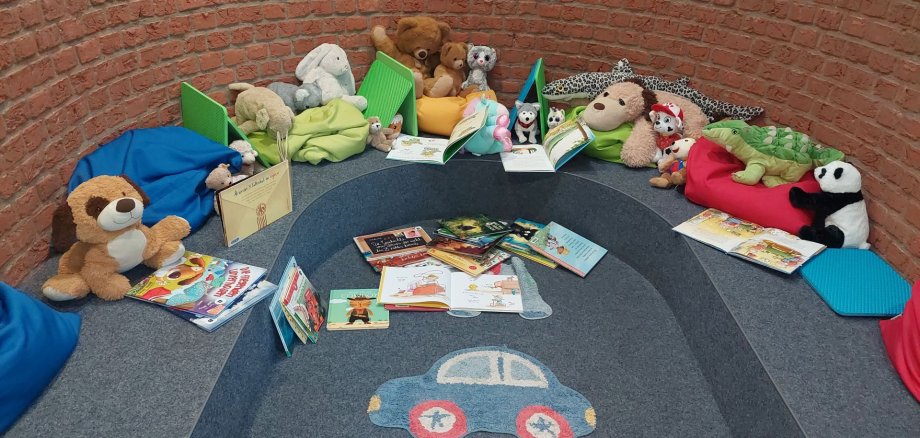 Kuscheltiere, Bücher und Kissen in der Vorleseecke der Stadtbücherei Gronau