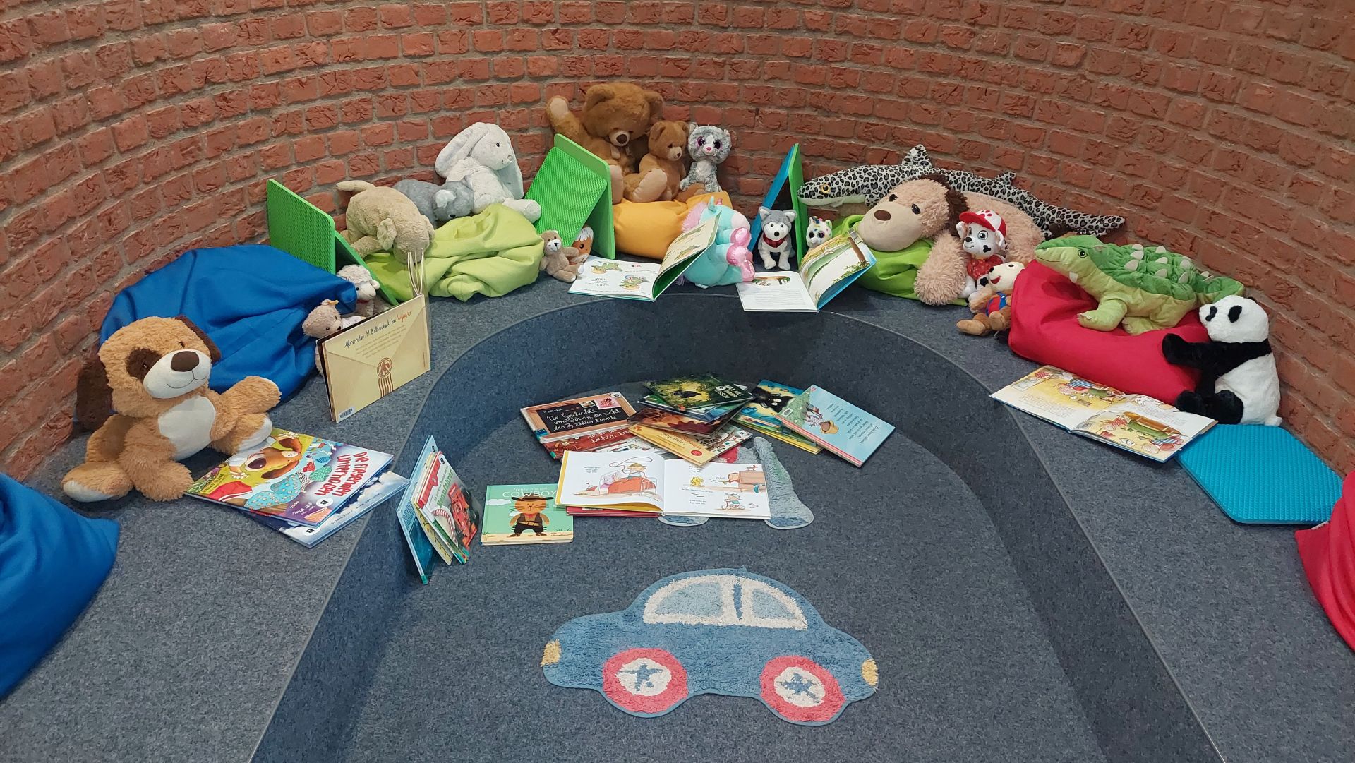 Kuscheltiere, Bücher und Kissen in der Vorleseecke der Stadtbücherei Gronau