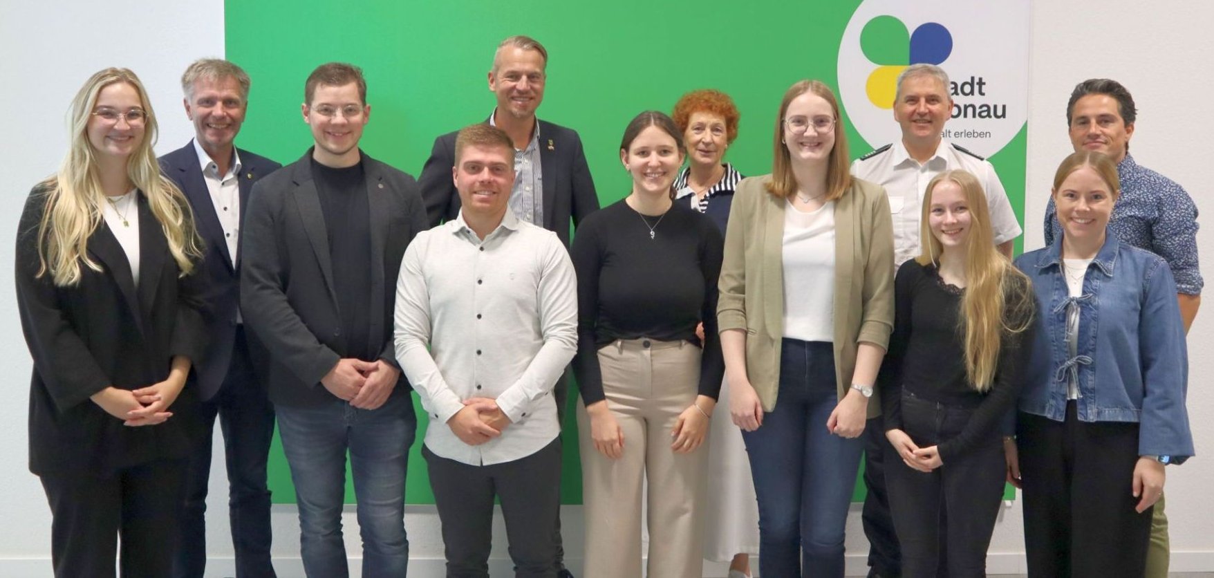 Gruppenfoto mit Absolvent:innen, Bürgermeister Rainer Doetkotte und Vertreter:innen der Stadt Gronau