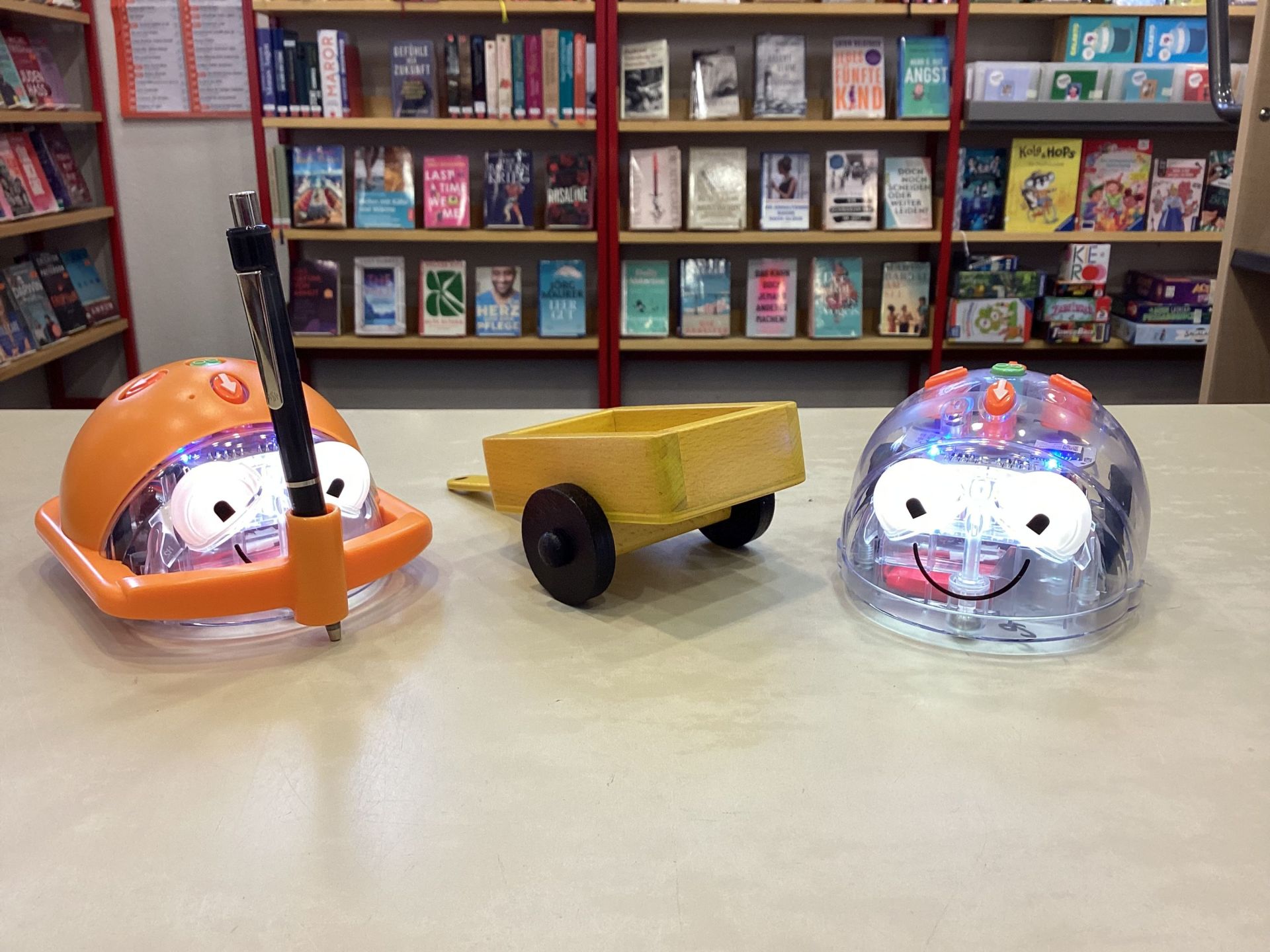 Zwei Blue-Bots (Roboter) auf einem Tisch.