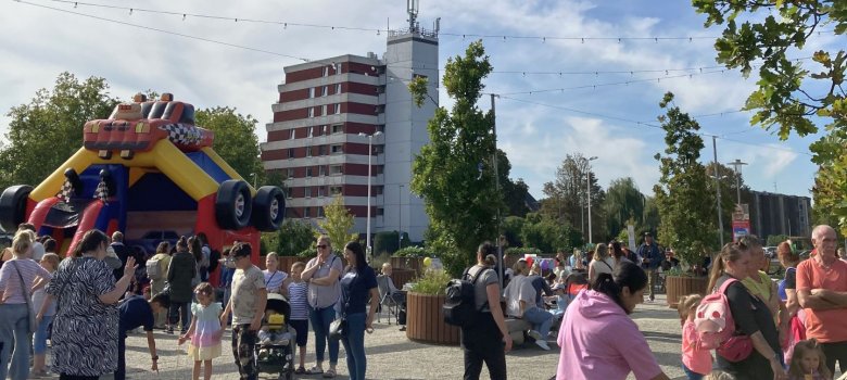Blick Richtung Terrassenhaus mit der Hüpfburg
