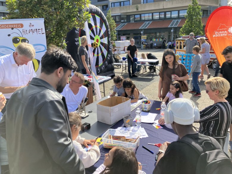 Mitmachaktion beim Stand der Caritas Ahaus-Vreden