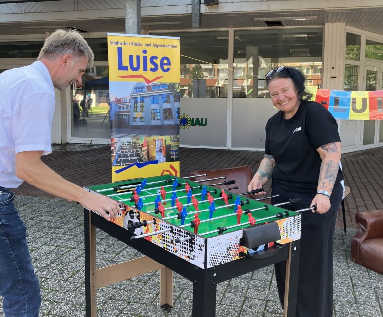 Bürgermeister Rainer Doetkotte und Simone Engel vom Jugendzentrum Luise am Kickertisch