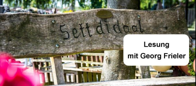 Holzbank mit plattdeutscher Inschrift Sett di daal im Freien. Daneben Hinweis: ‚Lesung mit Georg Frieler‘