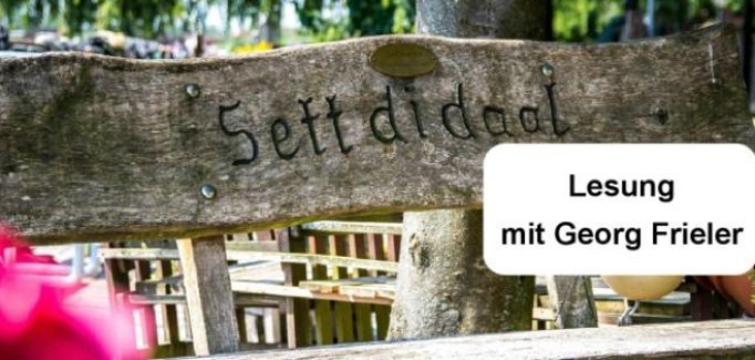Holzbank mit plattdeutscher Inschrift Sett di daal im Freien. Daneben Hinweis: ‚Lesung mit Georg Frieler‘
