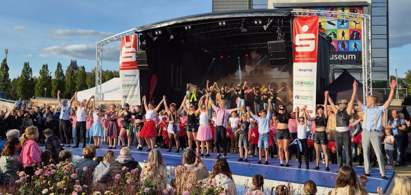 Buntes Bühnenprogramm beim Stadtfest in Gronau mit zahlreichen Kindern und Jugendlichen auf der Bühne, Publikum schaut zu